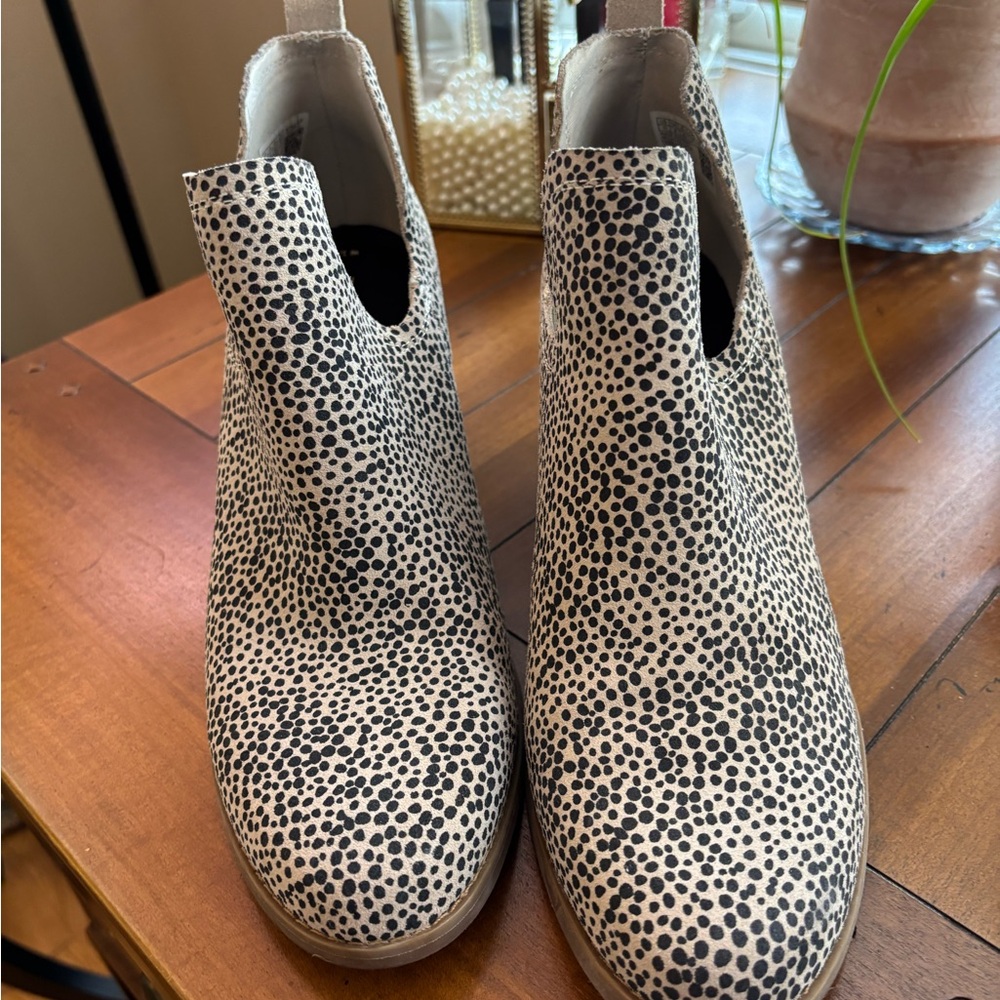 Women’s ~Toms~ Black and Cream Animal Print Patterned Ankle Booties! 😍